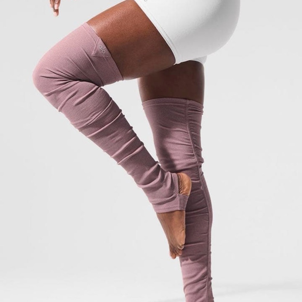 ALO Yoga Ribbed Stirrup Leg Warmers in Dusty Mauve